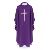Casulla bordada púrpura con una cruz