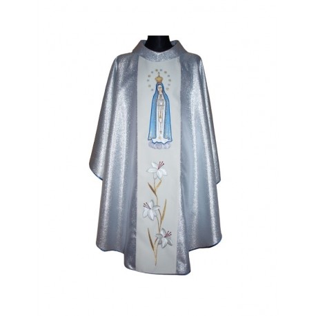 Casulla bordada con la imagen de Nuestra Señora del Rosario